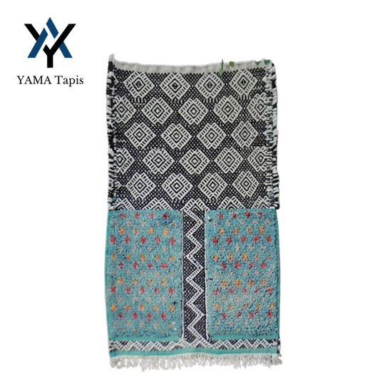 Tapis "Patchwork Bleu Éthéré" 113x62 cm- Bleu avec motifs géométriques noirs & blancs