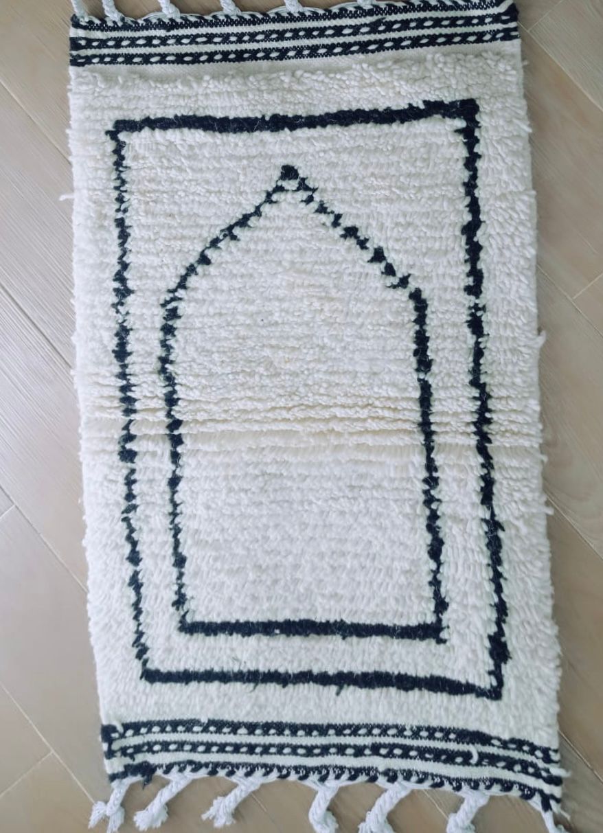 Tapis de prière marocain 64 x 100 cm – Tapis en laine fait main avec motif berbère traditionnel pour une décoration intérieure paisible