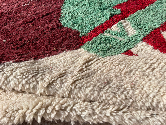 Tapis marocain beige 2,4 x 1,5 m – Tapis en laine fait main aux couleurs vives bordeaux, vert et beige pour chambres ou salons modernes.