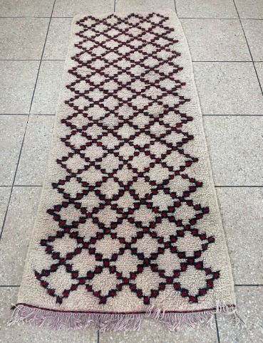 Tapis de couloir marocain beige 2,4 x 1,1 m – Tapis en laine tissé main à motifs berbères noirs et rouges pour couloirs, entrées et espaces restreints