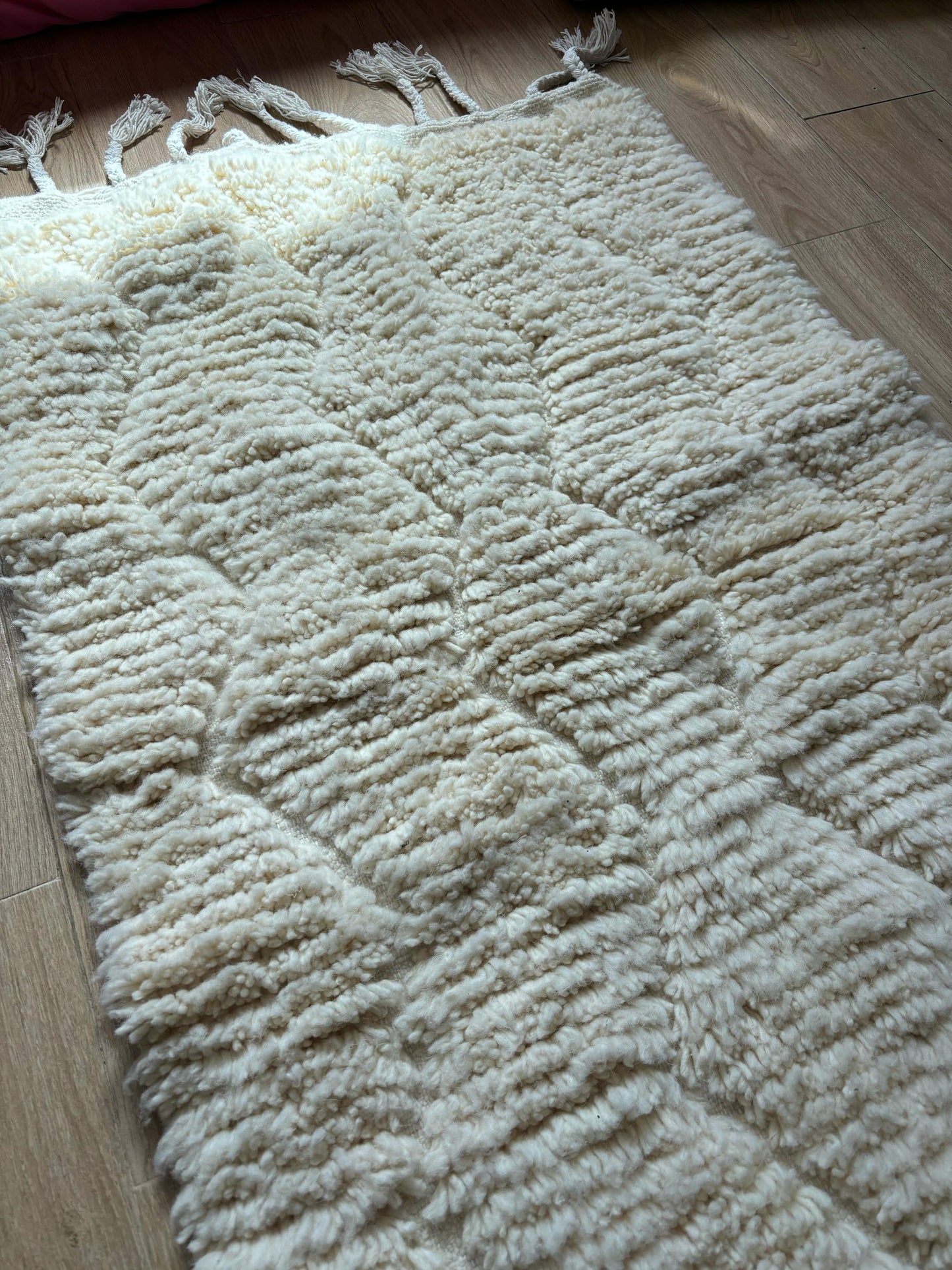 Ensemble de 3 tapis marocains en laine tissés à la main beiges avec motifs losanges texturés pour salons, chambres ou intérieurs bohèmes
