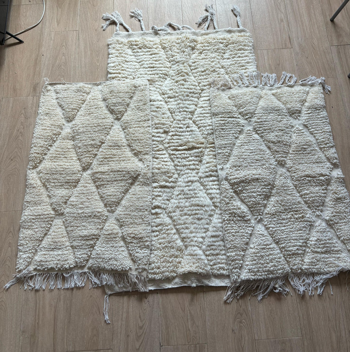 Ensemble de 3 tapis marocains en laine tissés à la main beiges avec motifs losanges texturés pour salons, chambres ou intérieurs bohèmes