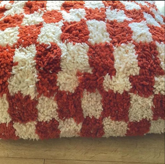 Pouf marocain en laine – Ottoman berbère à carreaux fait main pour salons et chambres modernes (60 x 60 x 30 cm)