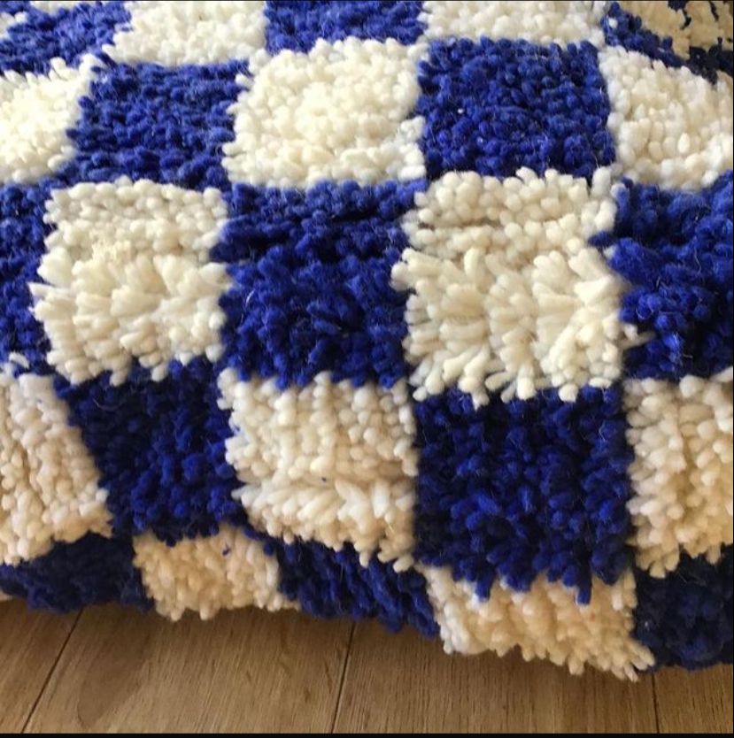 Pouf marocain noir et blanc – Ottoman berbère en laine à carreaux fait main, 61 x 61 x 30 cm