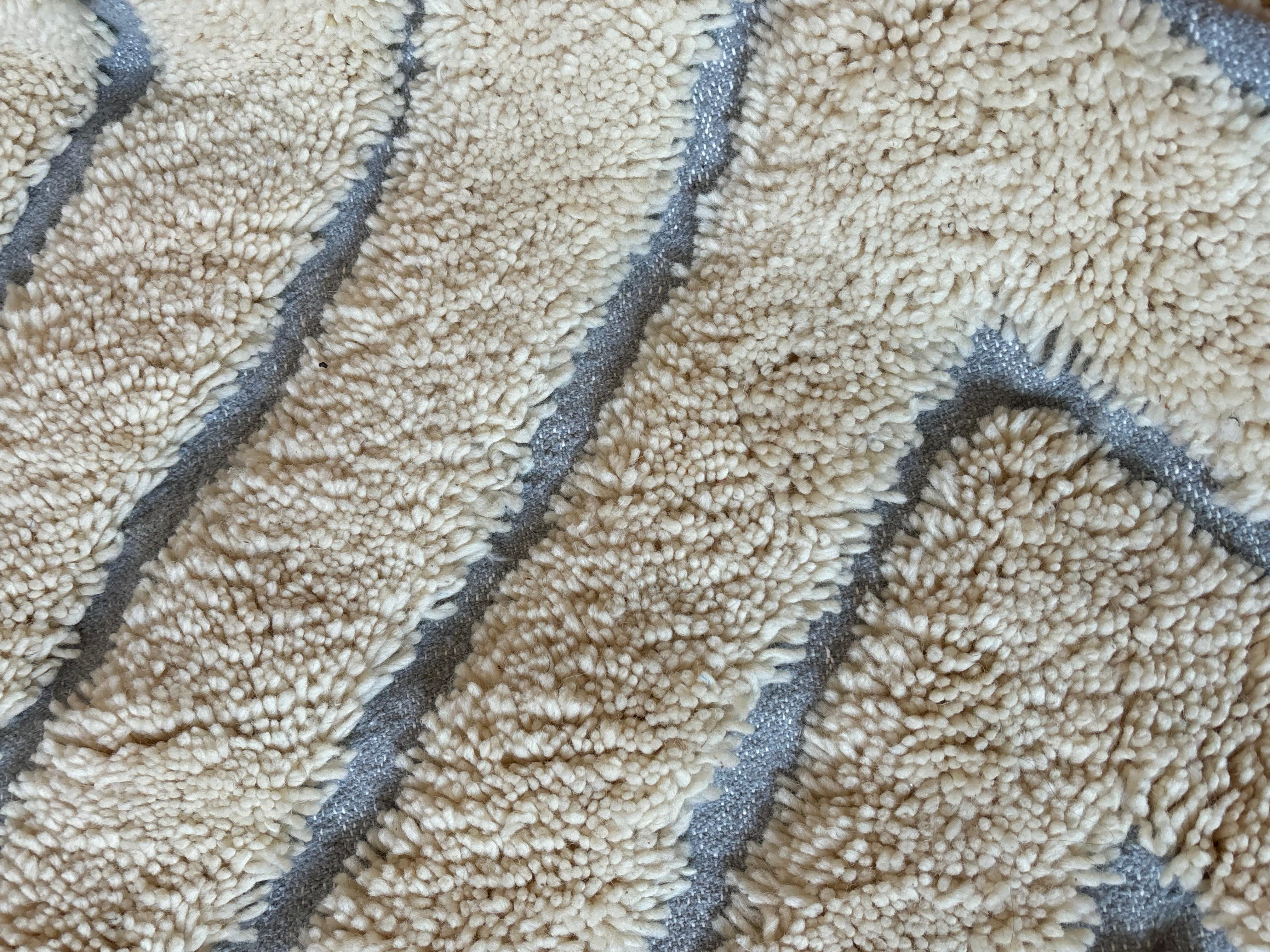Gray and Beige Moroccan Rug 6.5x5 ft – Handwoven Wool Carpet with Arrow Motif