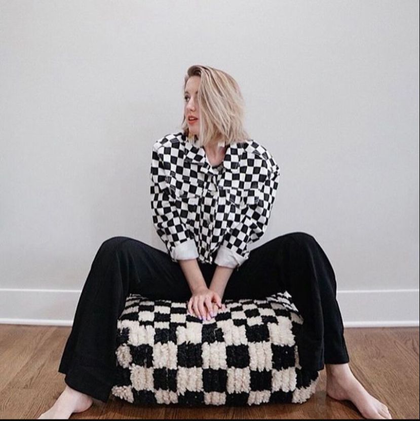 Pouf marocain noir et blanc – Ottoman berbère en laine à carreaux fait main, 61 x 61 x 30 cm