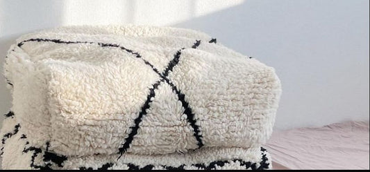 Pouf marocain en laine beige – Tissé à la main avec motif à rayures chic, 60 x 60 x 20 cm
