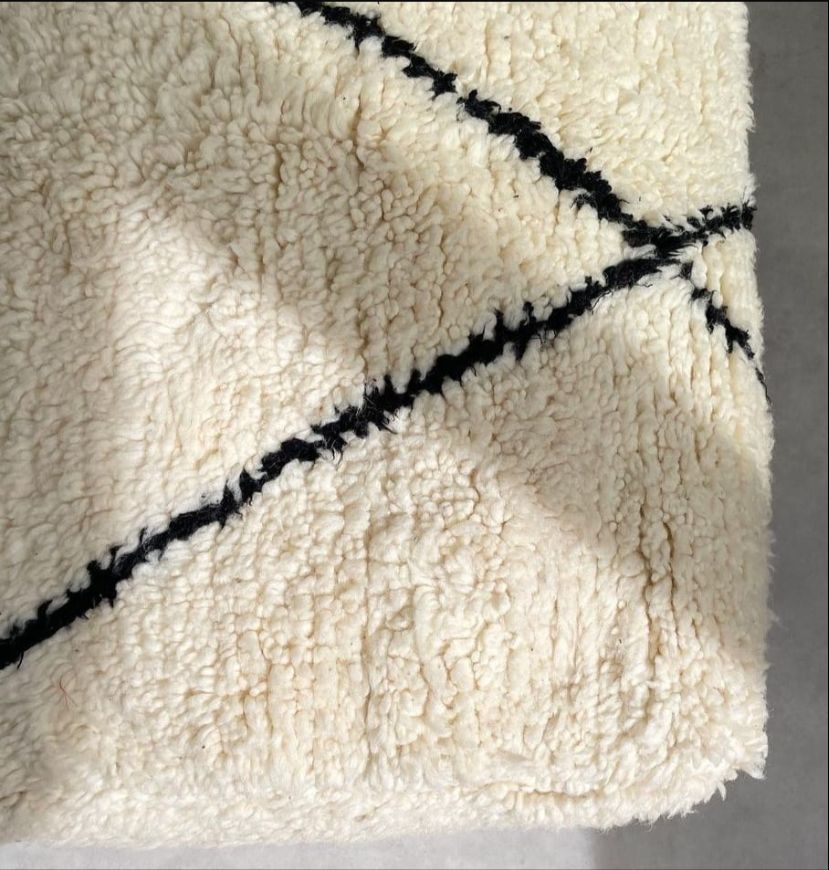 Une Pouf Marocain Berbère Beige en Laine - Motif Ligne Chic, Idéal pour Salon Moderne et Chambre à Coucher