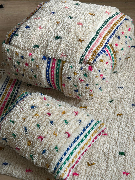 Pouf marocain en laine avec coussin assorti – Ottoman berbère fait main pour salons et chambres modernes (60 x 60 cm)