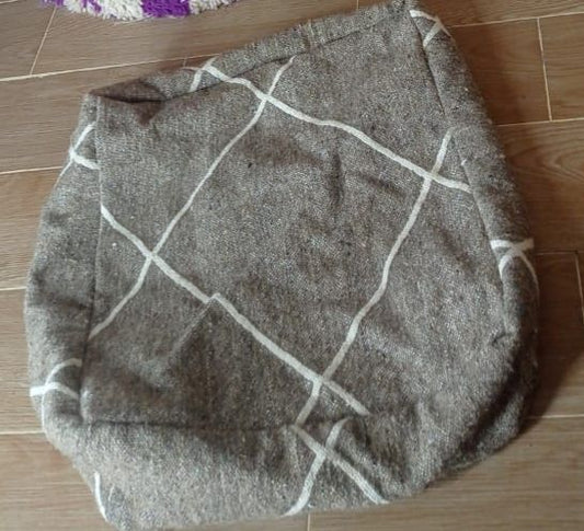 Pouf marocain Hanbel gris avec coussin assorti – Ottoman fait main en laine et coton pour salons et chambres modernes (60 x 60 x 20 cm)