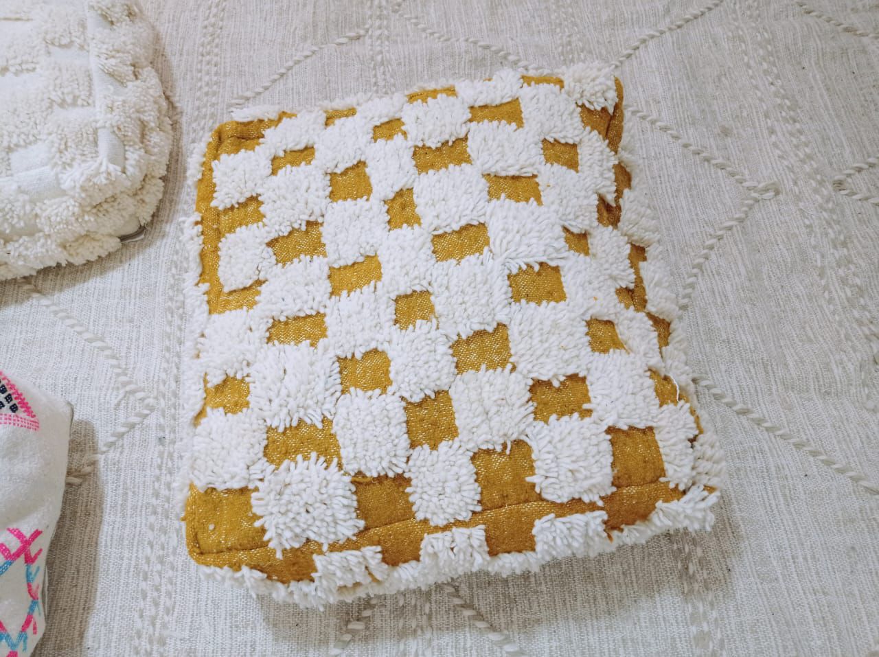 Pouf marocain noir et blanc – Ottoman berbère en laine à carreaux fait main, 61 x 61 x 30 cm