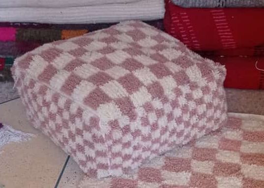 Pouf marocain noir et blanc – Ottoman berbère en laine à carreaux fait main, 61 x 61 x 30 cm