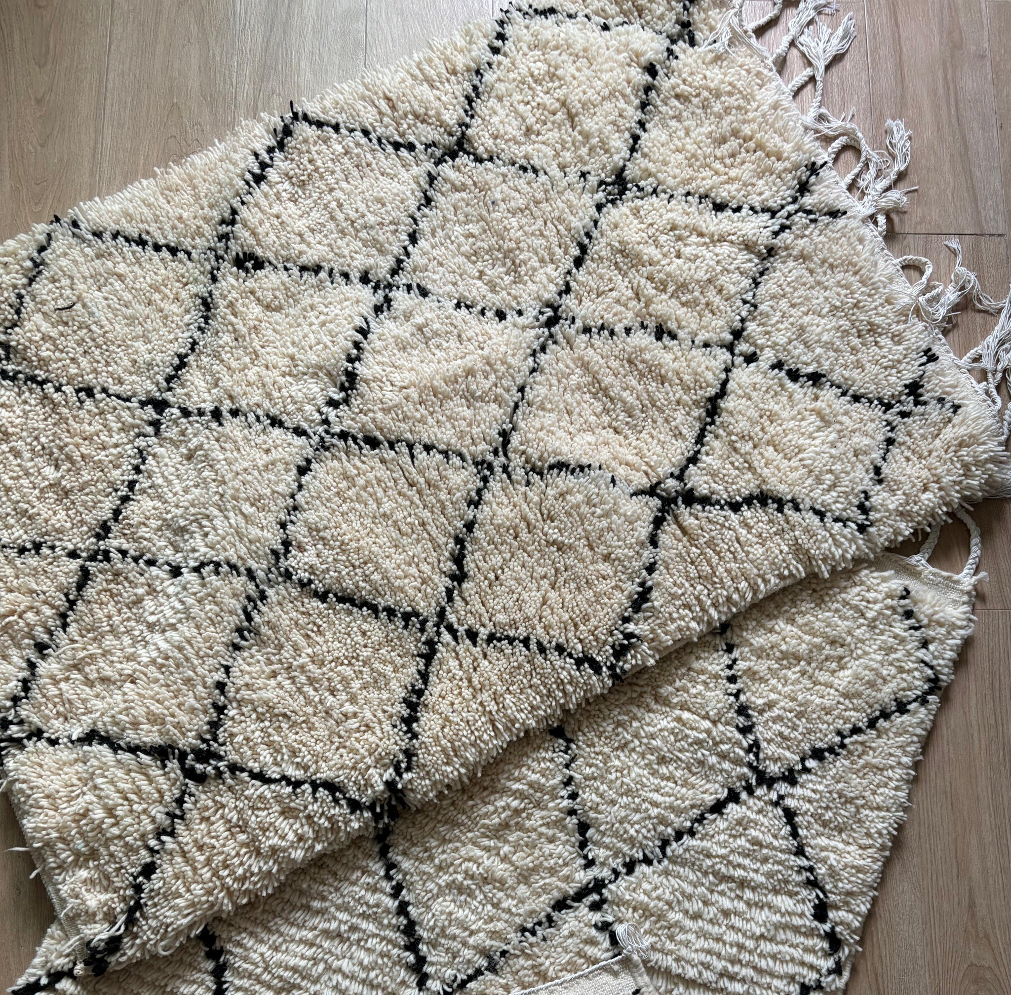 Beige Moroccan Rug – Handwoven Wool Carpet with Diamond Outline Motif