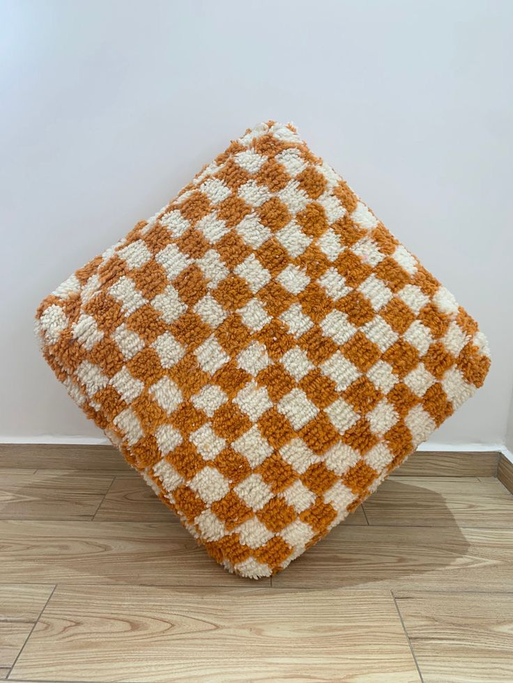 Pouf marocain noir et blanc – Ottoman berbère en laine à carreaux fait main, 61 x 61 x 30 cm