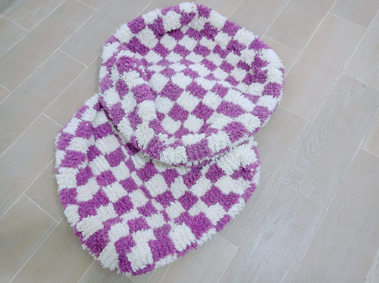 Pouf marocain noir et blanc – Ottoman berbère en laine à carreaux fait main, 61 x 61 x 30 cm