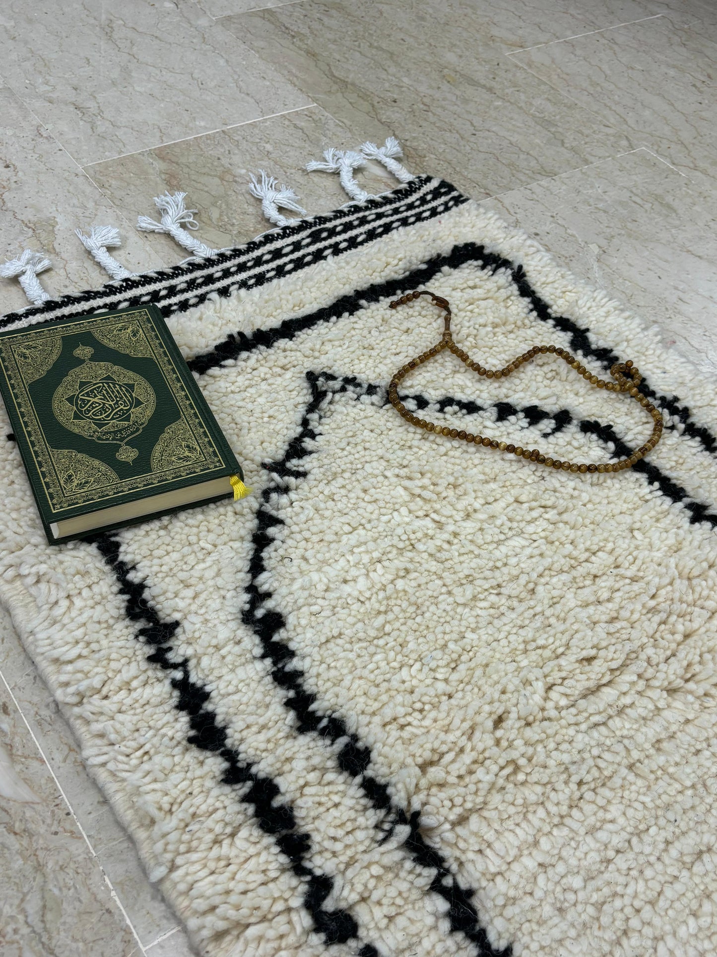 Tapis de prière marocain 64 x 100 cm – Tapis en laine fait main avec motif berbère traditionnel pour une décoration intérieure paisible