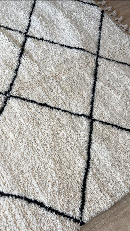 Tapis marocain beige 2,4 x 1,5 m – Tapis en laine fait main avec lignes en losanges noirs pour intérieurs modernes, scandinaves ou traditionnels