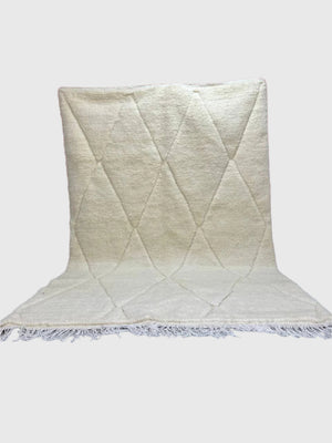 Cream Moroccan rug with diamond pattern, handmade in wool, ideal for 8x10 ft living rooms