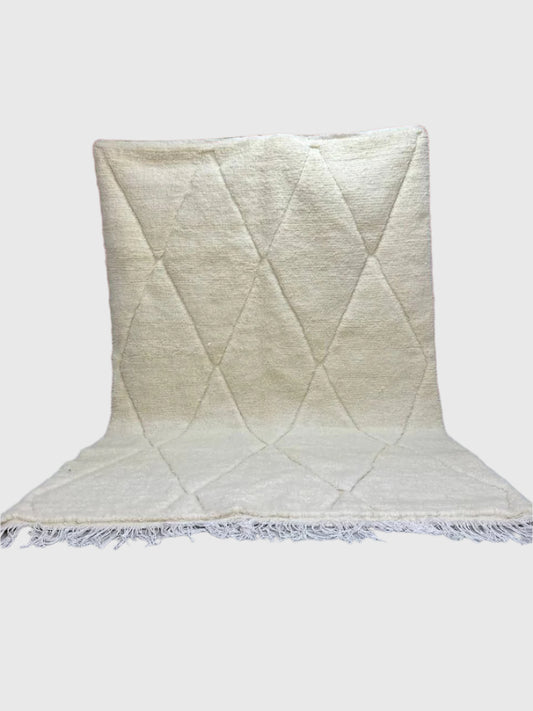 Cream Moroccan rug with diamond pattern, handmade in wool, ideal for 8x10 ft living rooms