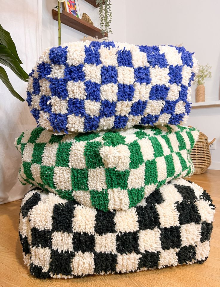 Pouf marocain noir et blanc – Ottoman berbère en laine à carreaux fait main, 61 x 61 x 30 cm