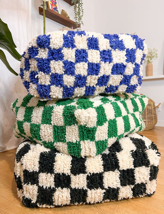 Pouf marocain en laine – Ottoman berbère à carreaux fait main pour salons et chambres modernes (60 x 60 x 30 cm)